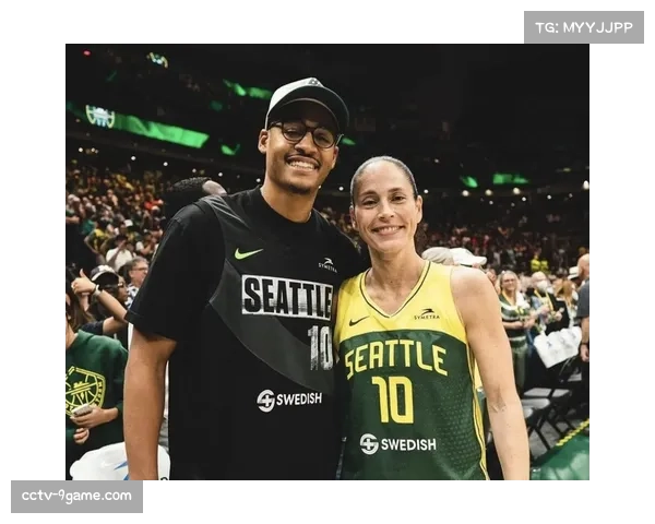 “特写：40岁的苏·伯德现身风暴队训练场，以顾问身份指导新人控卫”